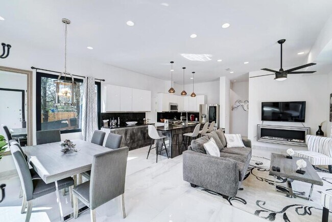 Building Photo - 1409 E M. Franklin Ave