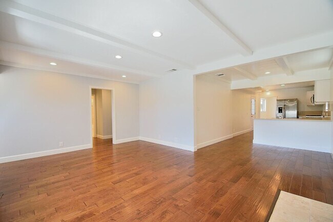 Building Photo - 3 Bedroom 2 bath Home, 2 Car garage, Air Conditioned
