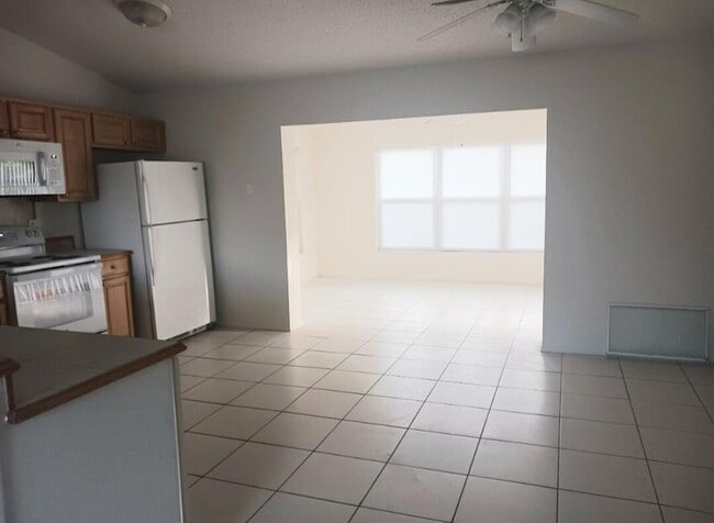 Building Photo - 635 Parkside Ave