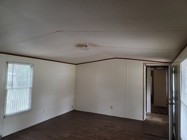 Building Photo - 413 Miller St