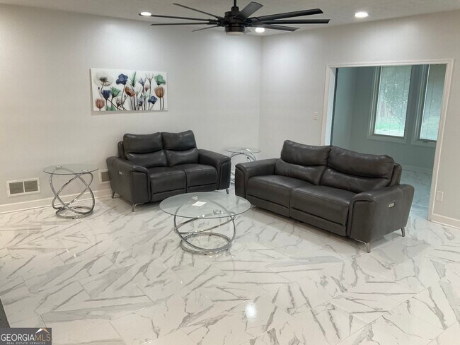 Foto del edificio - 558 Kenwood Rd