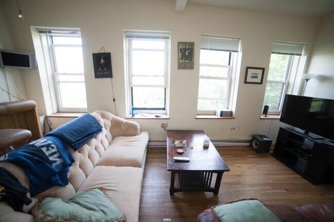 Building Photo - Two Bedroom Penthouse With Open Kitchen