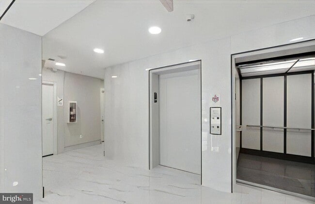 Building Photo - Cozy 3 Bedroom 2 Bathroom Condo- Conveniently Located in the heart of Washington, DC