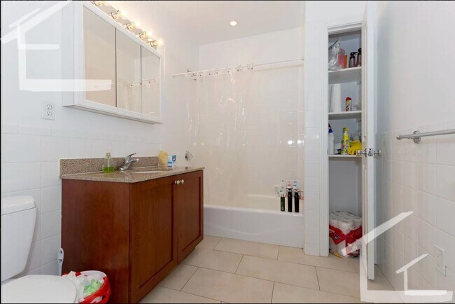 Foto del edificio - Sunny 4-bed, 2-bath in Allston Near the T-  Huge Bedrooms!