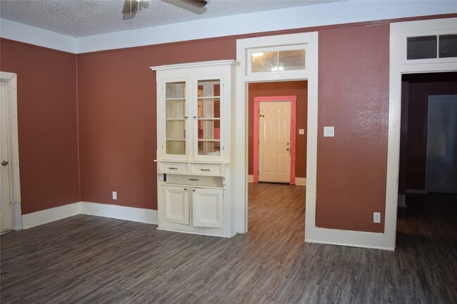 Building Photo - 815 6th Ave N