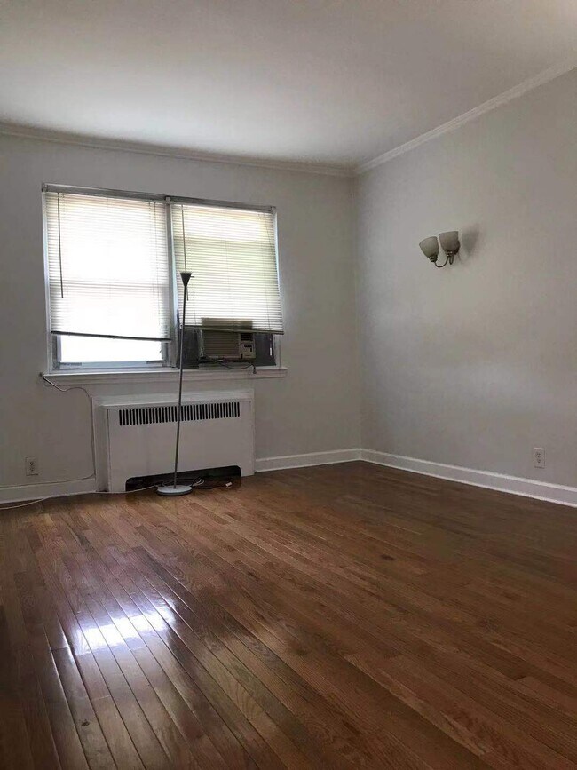 Foto del edificio - 6057 Woodhaven Blvd