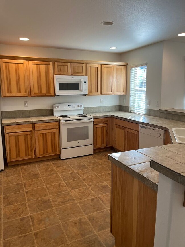 Building Photo - 3 bedroom, 2 bathroom single story home in...
