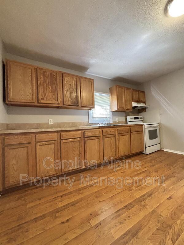 Building Photo - 405 S Oak St