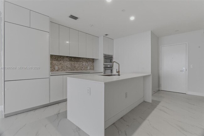 Building Photo - 711 NE 23rd Terrace