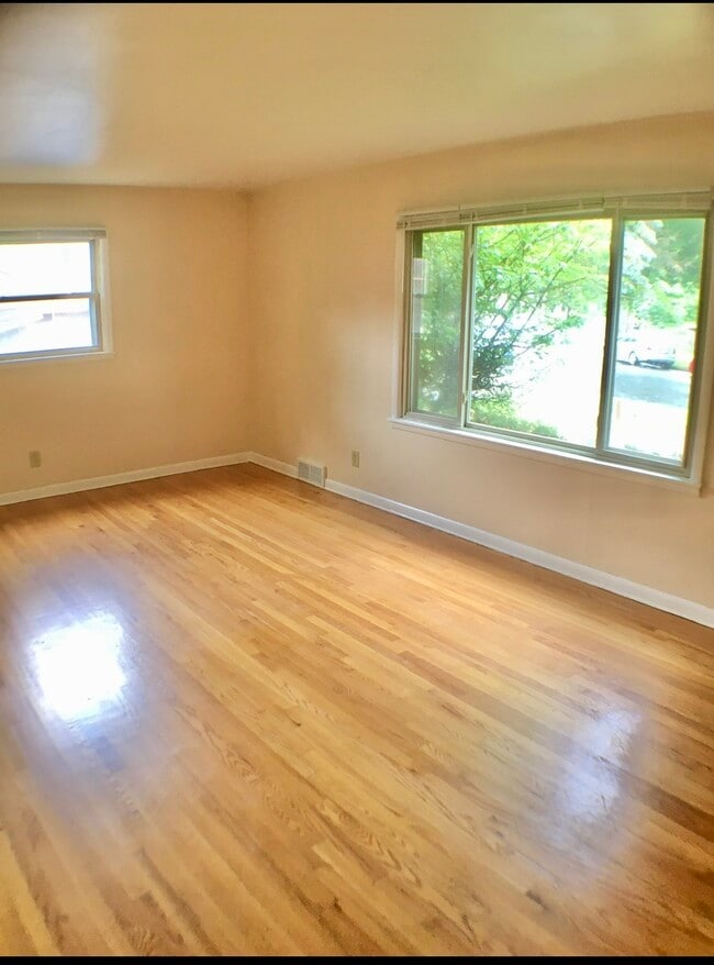 Building Photo - 422 Rushmore Ln