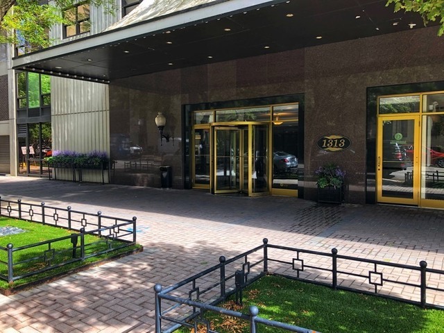 Foto del edificio - 1313 N Ritchie Ct