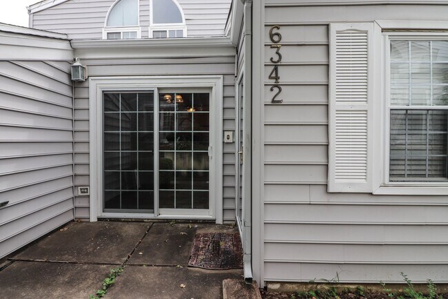 Building Photo - Lovely South Tulsa location close to shopping and restaurants