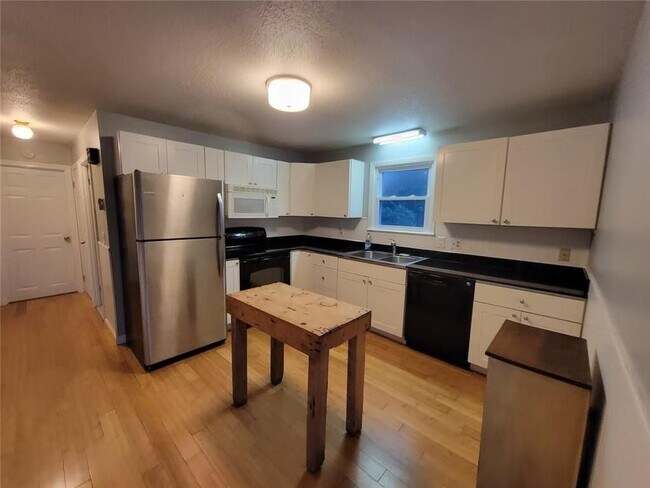 Foto del edificio - 48 Wayland Trail