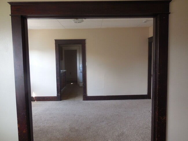 Building Photo - Two Bedroom Home w/Enclosed Sunroom and Pr...