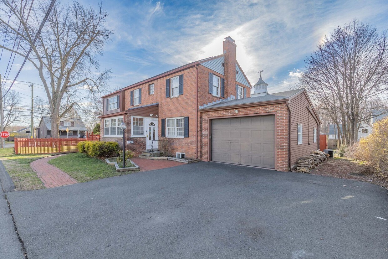 Primary Photo - Spacious 3 Bedroom Colonial