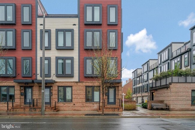 Building Photo - 601 N Henry St