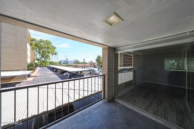 Foto del edificio - 351 E Thomas Rd