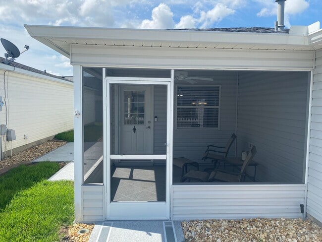 Building Photo - Beautiful 2 + 2 Villa, Turnkey ANNUAL Leas...