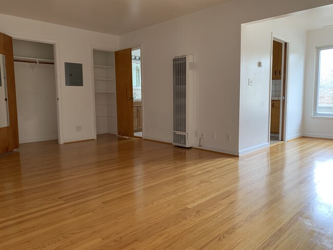Building Photo - Bright Studio Apartment in Great Location