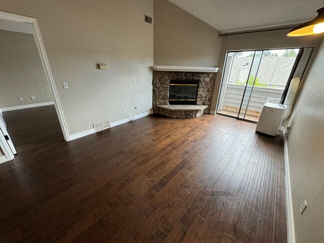 Foto del edificio - Lakewood Lofted Penthouse Apartment