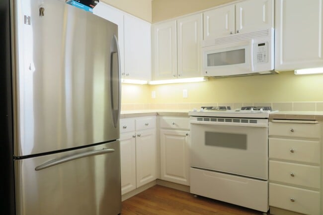 Building Photo - Discover easy living at Forest Heights 2b/2ba Townhome!