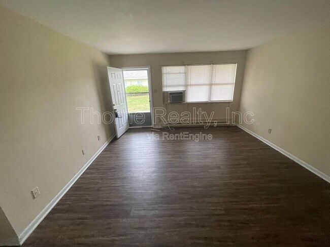 Building Photo - 400 E Northern Blvd