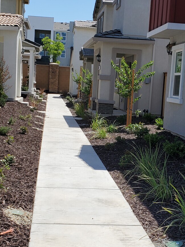 Building Photo - Roseville Molino Cir