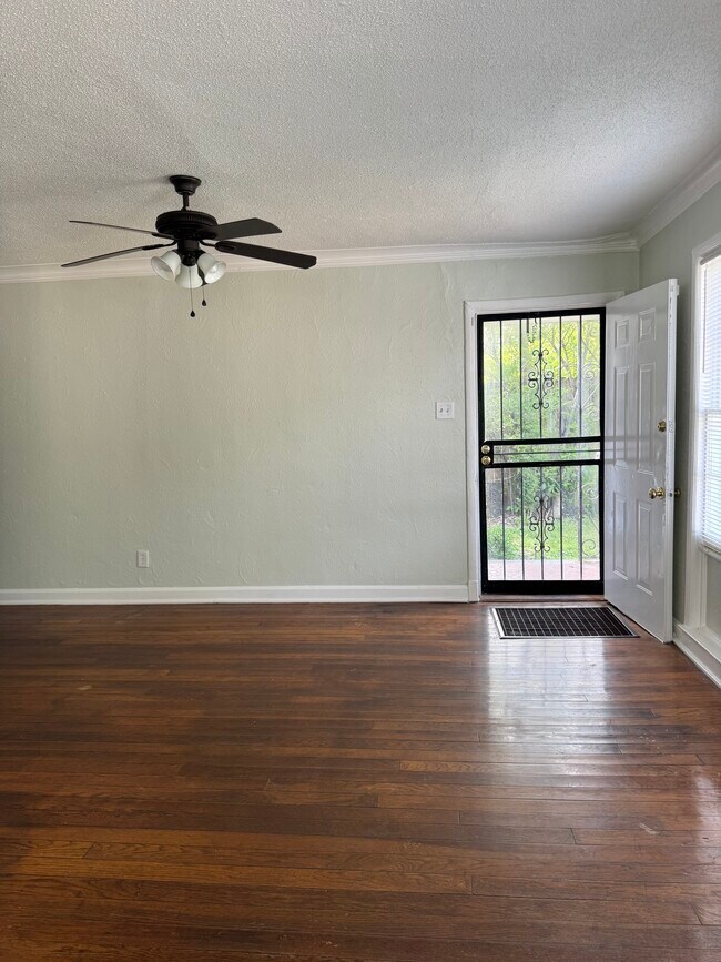 Sala de estar - 1543 Jackson Ave