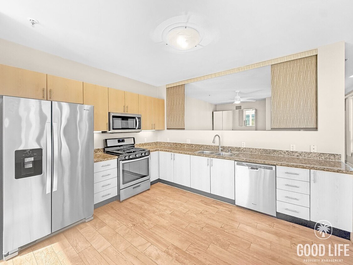 Foto principal - Beautiful East Village Condo w/ W/D, A/C &...