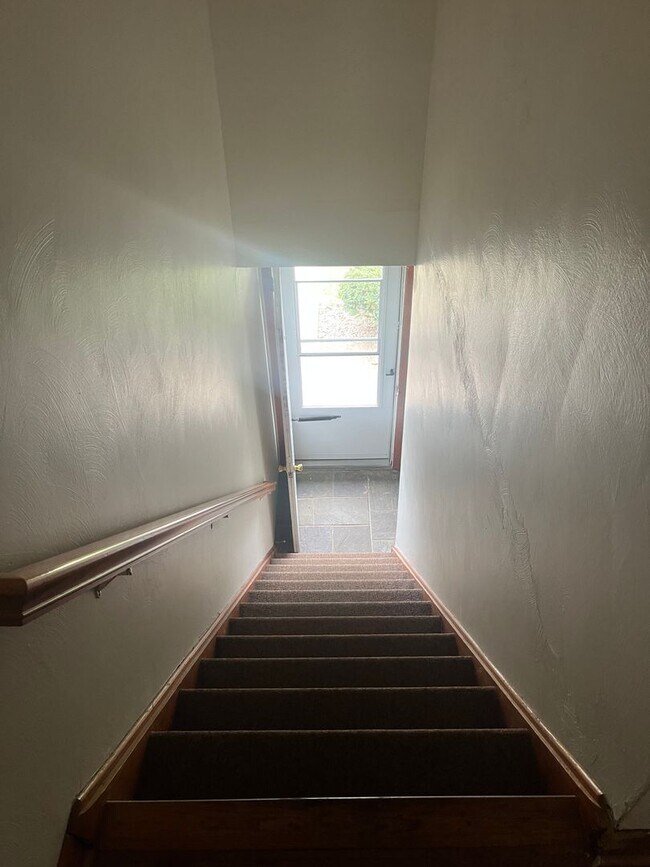 Building Photo - LINCOLN LANE 126/128