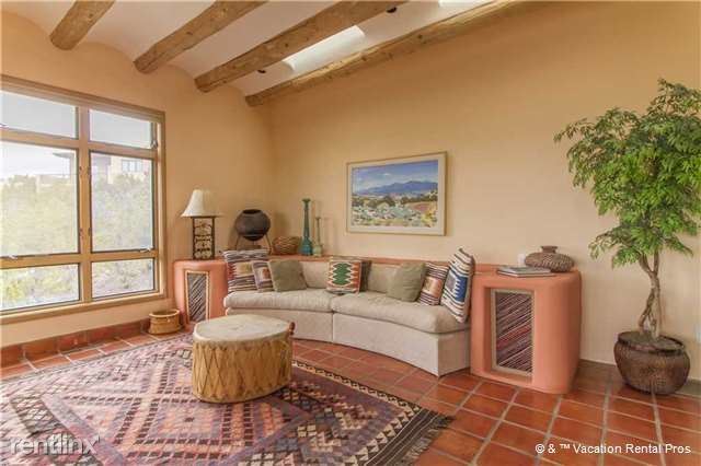 Building Photo - 860 Camino Chaco