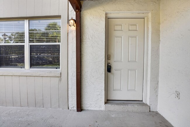 Building Photo - 53 Windtree Ln