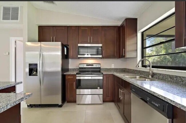 Building Photo - 2450 SW Bayshore Blvd