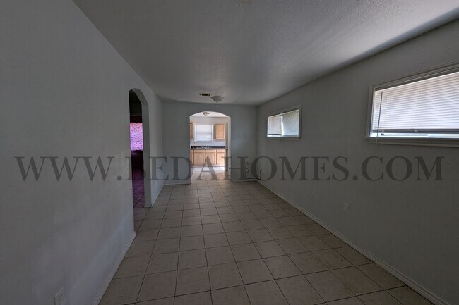 Building Photo - 2908 Wipprecht St