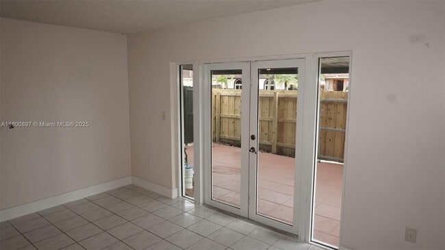 Foto del edificio - 4909 SW 144th Ct