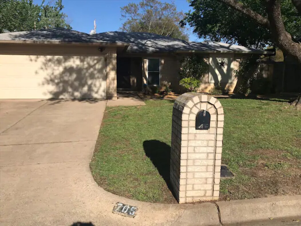 Primary Photo - 705 Del Mar Ln