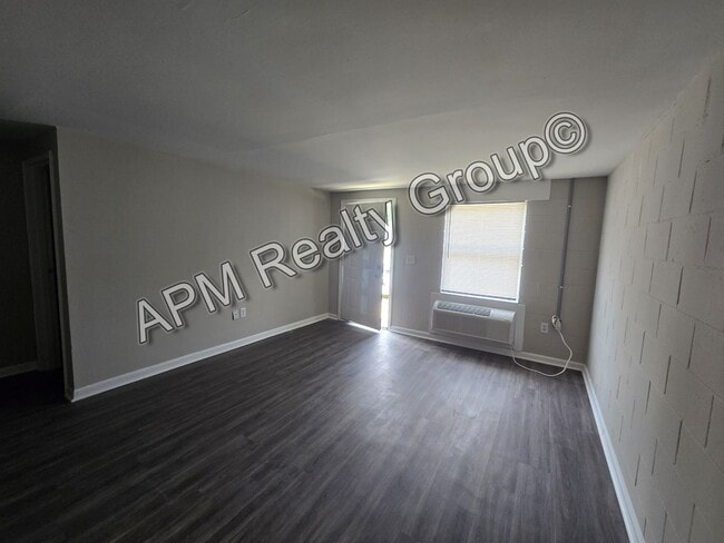 Building Photo - Renovated apartment in downtown Columbia -...