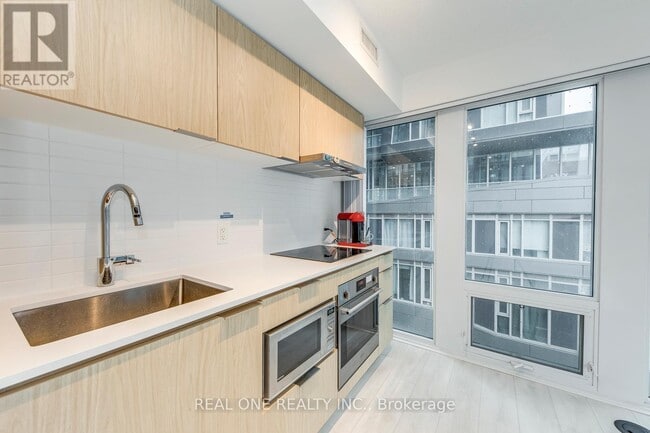 Building Photo - 60 Shuter St