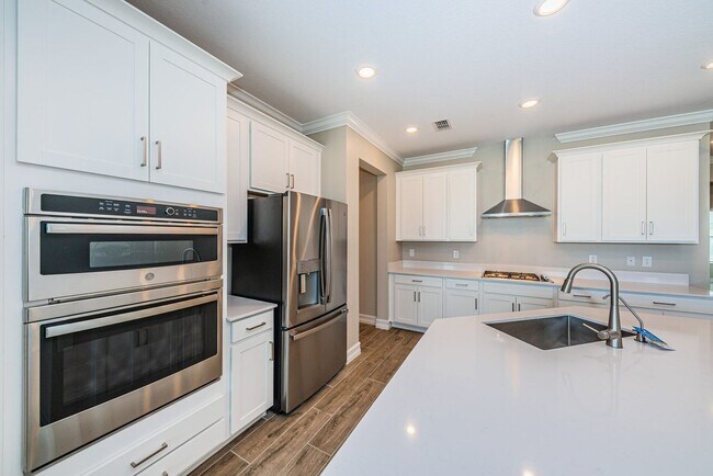 Foto del edificio - BEAUTIFUL NEWER HOME IN TRINITY FOR RENT