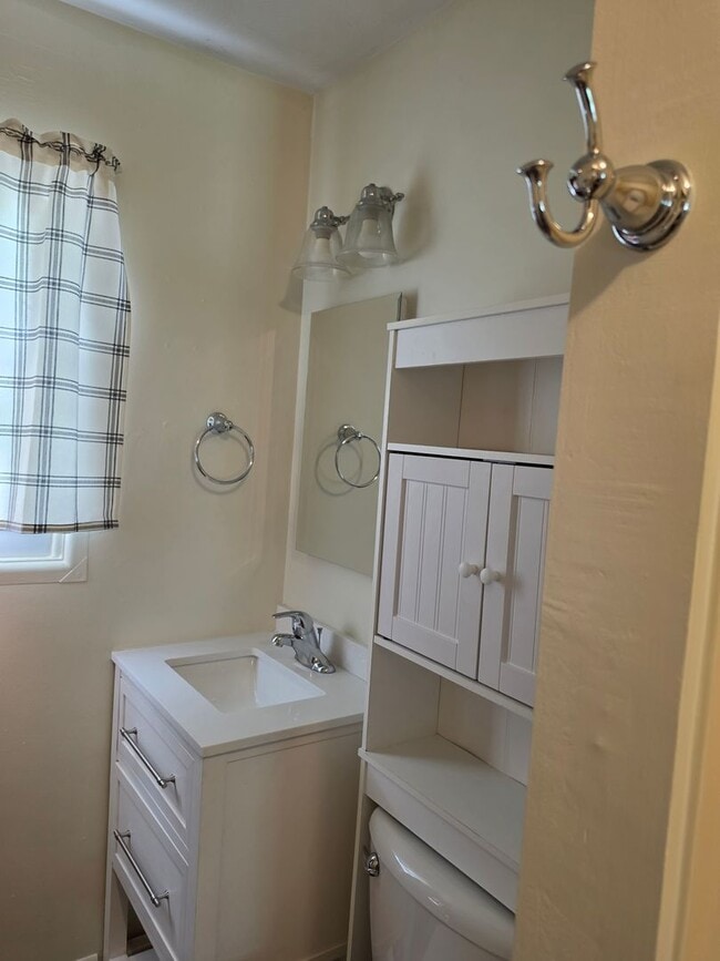 Building Photo - Charming, extremely clean 2 BR house in Shirley