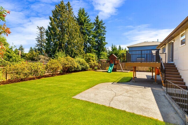 Foto del edificio - Crown Hill 3 Bedroom Daylight Basement Home