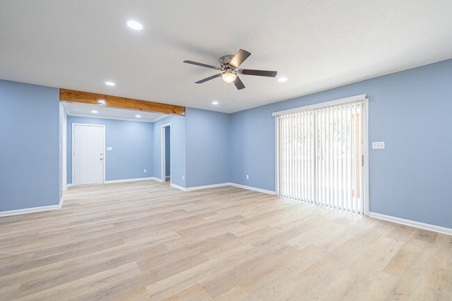 Building Photo - 707 Norwood Ln