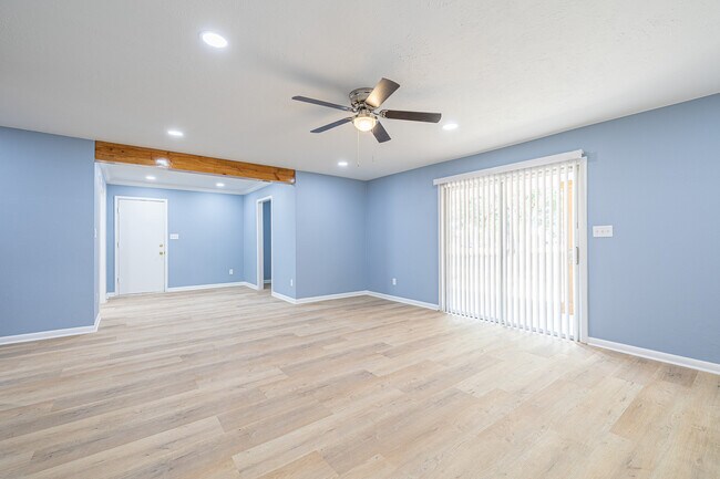 Foto del edificio - 707 Norwood Ln