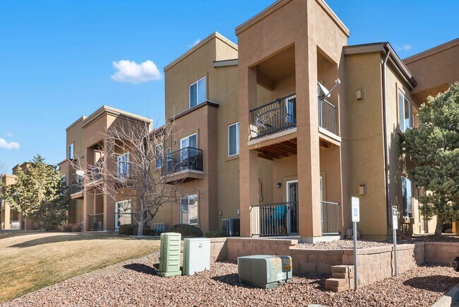 Foto del edificio - Immaculate 2 Bed 2 Bath Condo with Pikes Peak Views in D49!!!