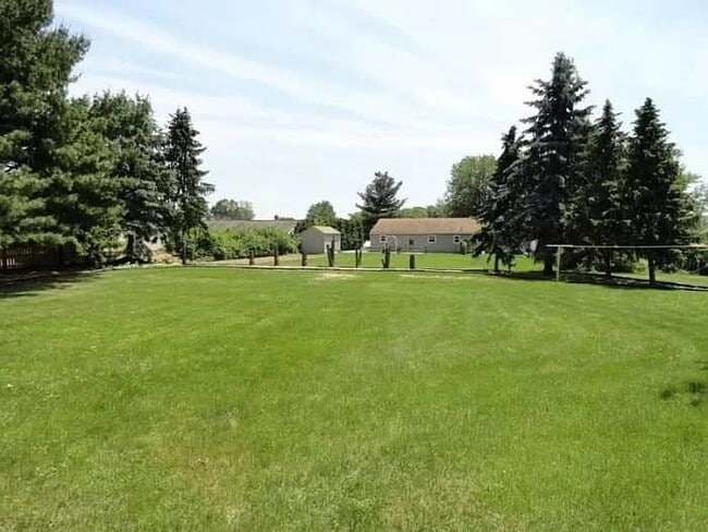 Building Photo - This country rancher is located in Ephrata...