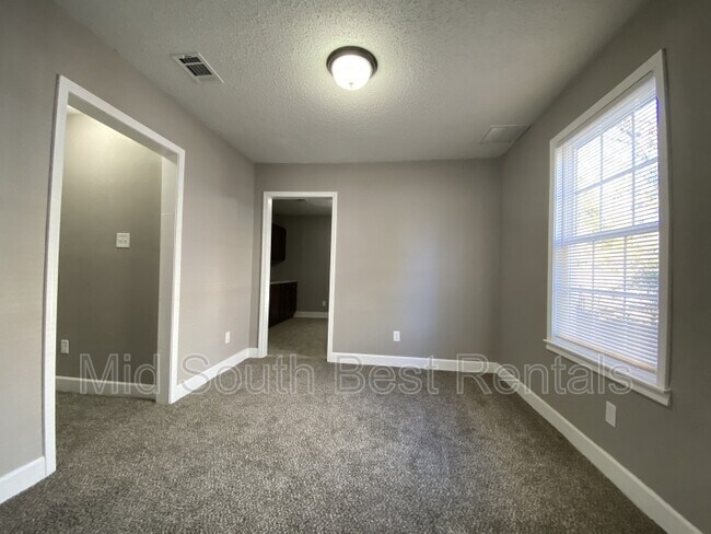 Building Photo - 1645 Shadowlawn Blvd