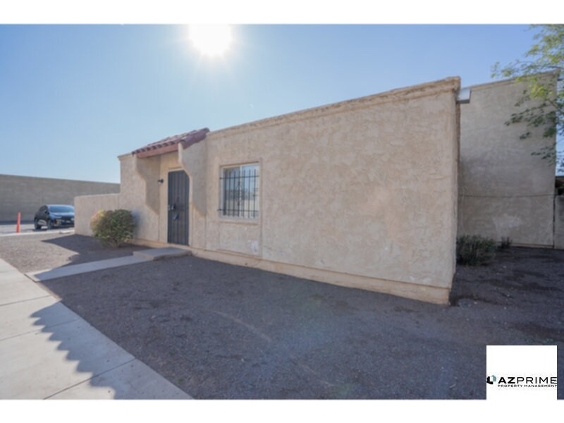 Primary Photo - Welcome to this Well-maintained 2/1 Phoeni...