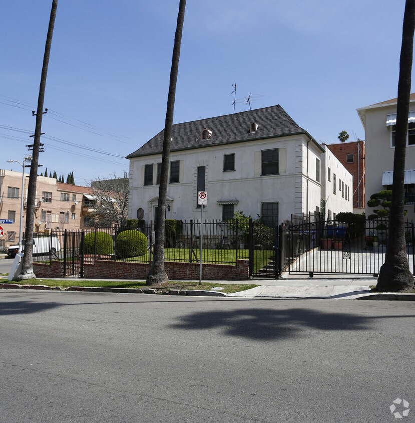 Building Photo - 900 S Mariposa Ave