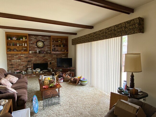 Building Photo - Charming 3 Bed, 2 Bath - Gardener Included...