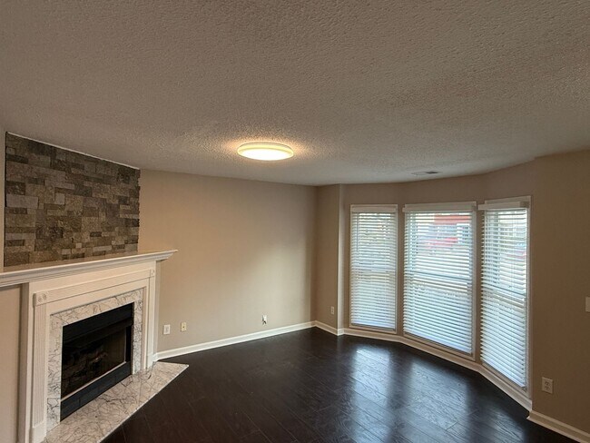 Foto del edificio - 5040 Falling Creek Ln